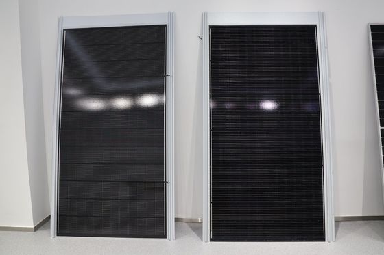 Плоская стальная черная BIPV солнечные модули с 48,65V открытым контурным напряжением 530W Максимальная мощность